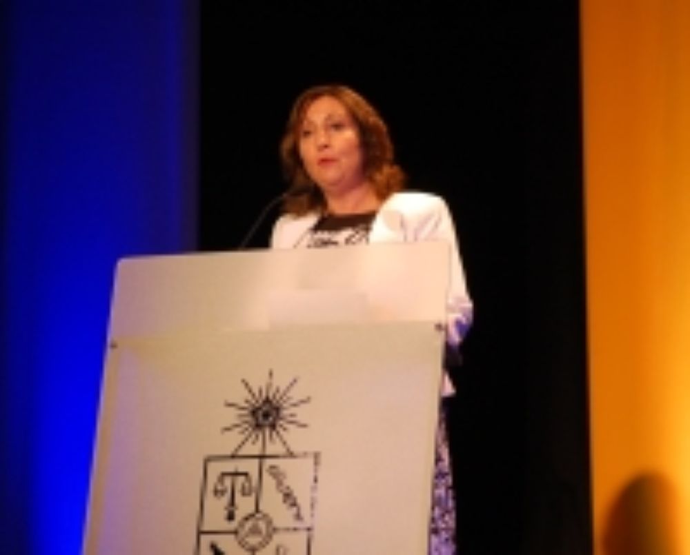 Dra. Gisela Alarcón durante su discurso.