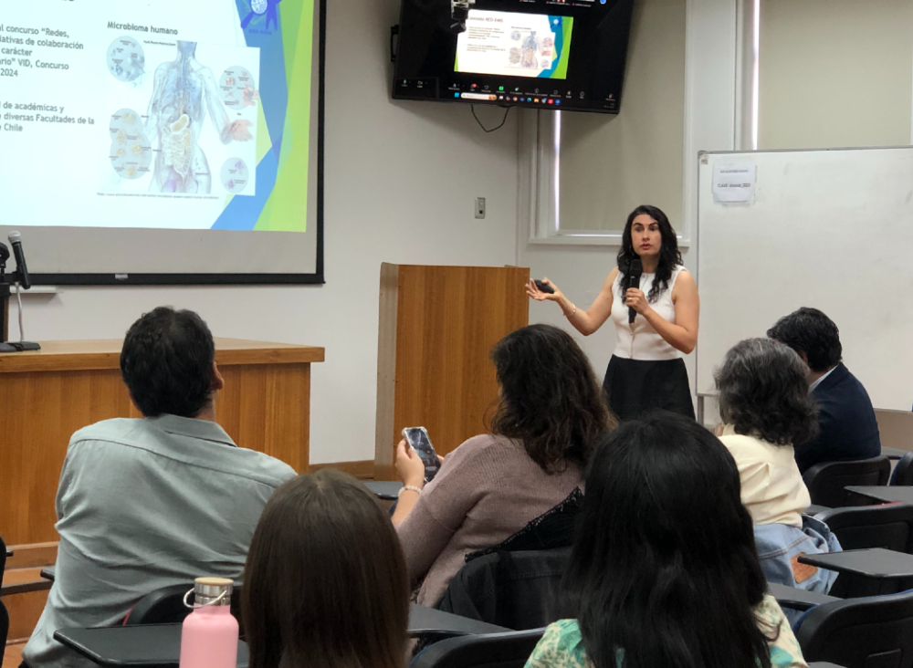 La doctora Abusleme explicó que "Red EMIS surge como una iniciativa que busca integrar miradas transdisciplinarias para explorar cómo se establece la microbiota en el historial intestinal en la población chilena"