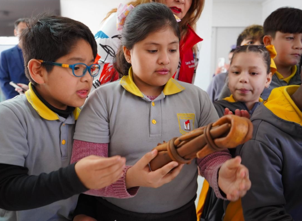 El taller fue organizado en estaciones donde los y las estudiantes pudieron conocer distintas variedades de algas encontradas en el país y sus beneficios nutricionales y en la salud