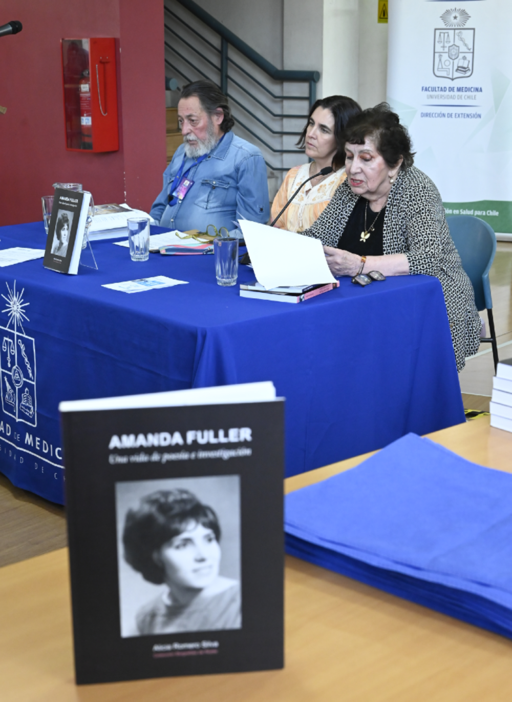 Amanda Fuller recordó no sólo los libros editados durante su labor como funcionaria de la Facultad de Medicina, sino también las conferencias y ciclos culturales en los que propició la participación de académicos y de destacados autores nacionales.