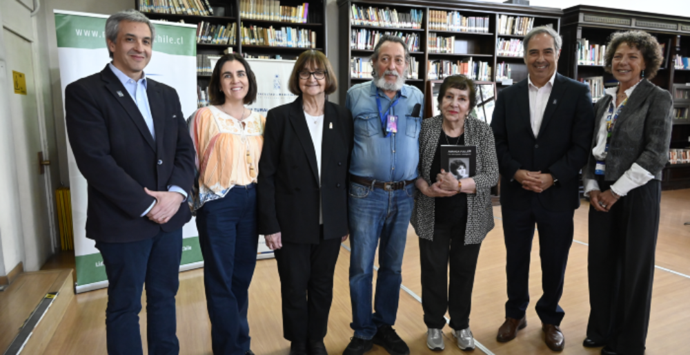 Doctores Juan Pablo Torres, vicedecano; Lorena Tapia, directora de Extensión; Rosa Devés, rectora; profesor José Navarro; Amanda Fuller; doctor Miguel O'Ryan, decano, y Margarita Ahumada, directora de Relaciones Internacionales