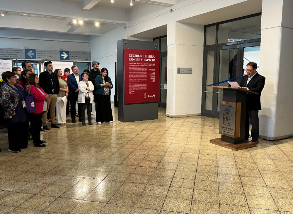 Andrés Díaz señaló que la exposición “Cuchillo, Sierra, Sangre y Espacio” gira en torno a la historia de la cirugía en Chile desde una mirada arquitectónica