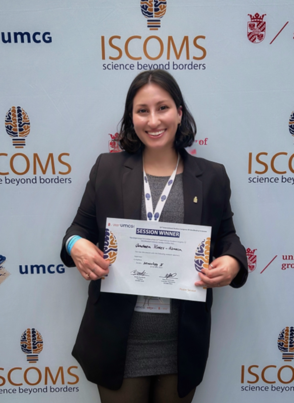 Andrea Flores es estudiante de Magíster en Bioquímica que se desempeña en el Laboratorio de Neuroinmunología que dirige el doctor Rodrigo Naves, del Instituto de Ciencias Biomédicas.