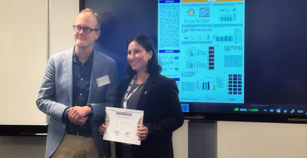 Andrea Flores durante la premiación del 32nd International Student Congress of Biomedical Sciences (ISCOMS), categoría Neurología.