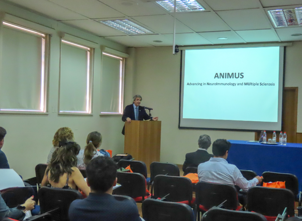 El doctor Juan Pablo Torres, vicedecano de la Facultad de Medicina, se refirió a la relevancia creciente de la esclerosis múltiple en términos epidemiológicos en nuestro país. 