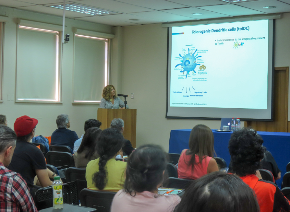 La doctora Eva Martínez-Cáceres dio a conocer los resultados de su investigación, en la que junto a su equipo científico desarrollaron una terapia celular basada en células dendríticas tolerogénicas para el tratamiento de pacientes con esclerosis múltiple.