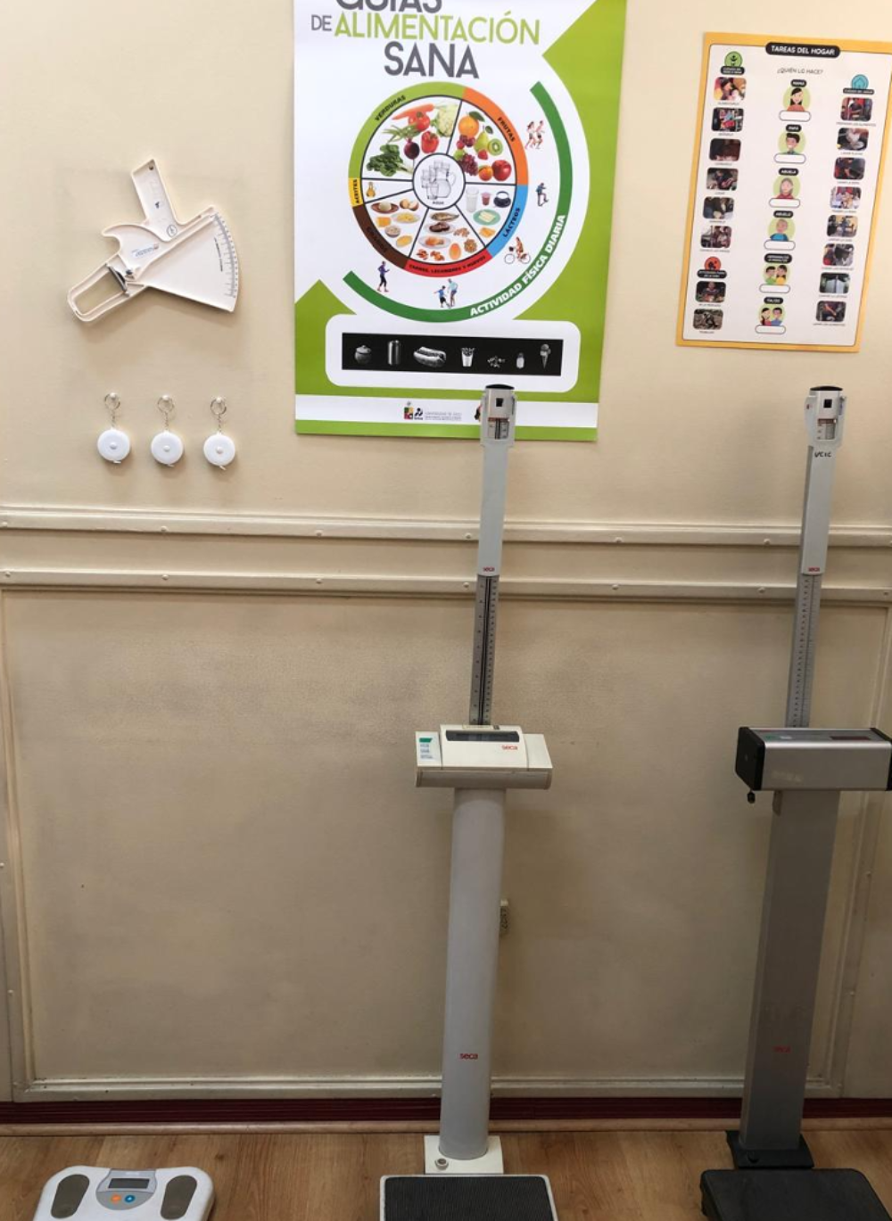 El espacio cuenta con balanzas de adultos y pediátrica, así como con tallímetro y plicómetro, además de mobiliario para el uso de los estudiantes.