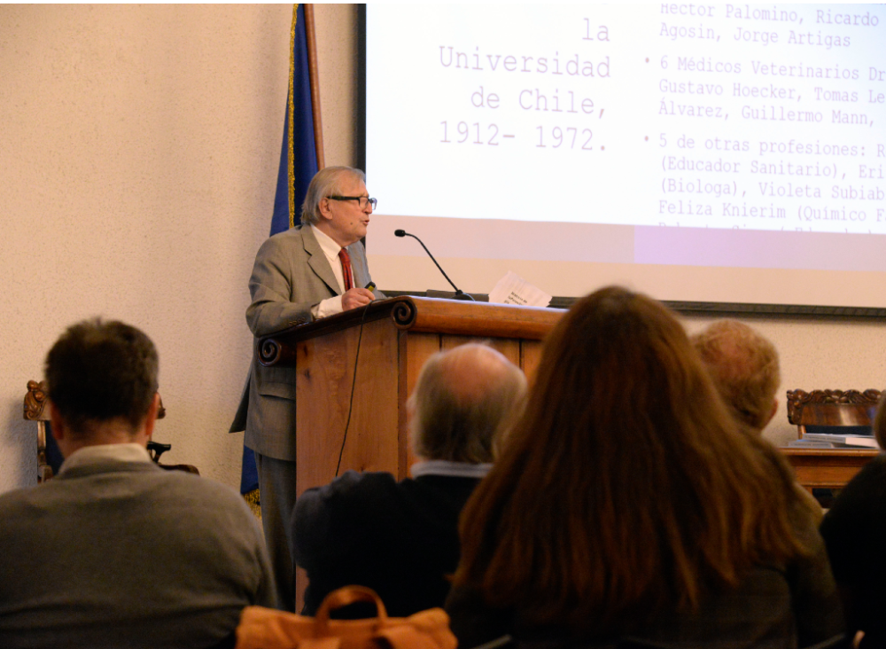 El libro fue presentado por el doctor Héctor Alcaíno, Maestro de la Parasitología del año 2022.