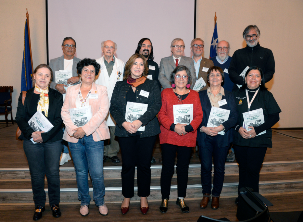 Al término del encuentro se hizo entrega de ejemplares del libro a algunos de los autores que contribuyeron a su edición. 