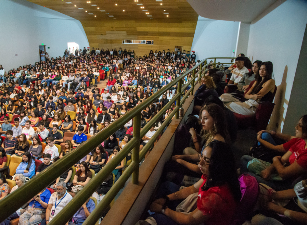 Los estudiantes de la generación 2025 de las ocho carreras que imparte la Facultad de Medicina abarrotaron el Aula Magna del Campus Norte del plantel
