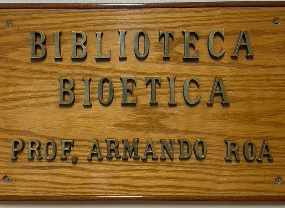 Las obras de grandes pensadores de esta disciplina, como Pedro Laín Entralgo o Karl Jaspers, así como la del propio doctor Roa, entre muchos otros, estarán disponibles para académicos y estudiantes de pre y postgrado de la Facultad de Medicina.