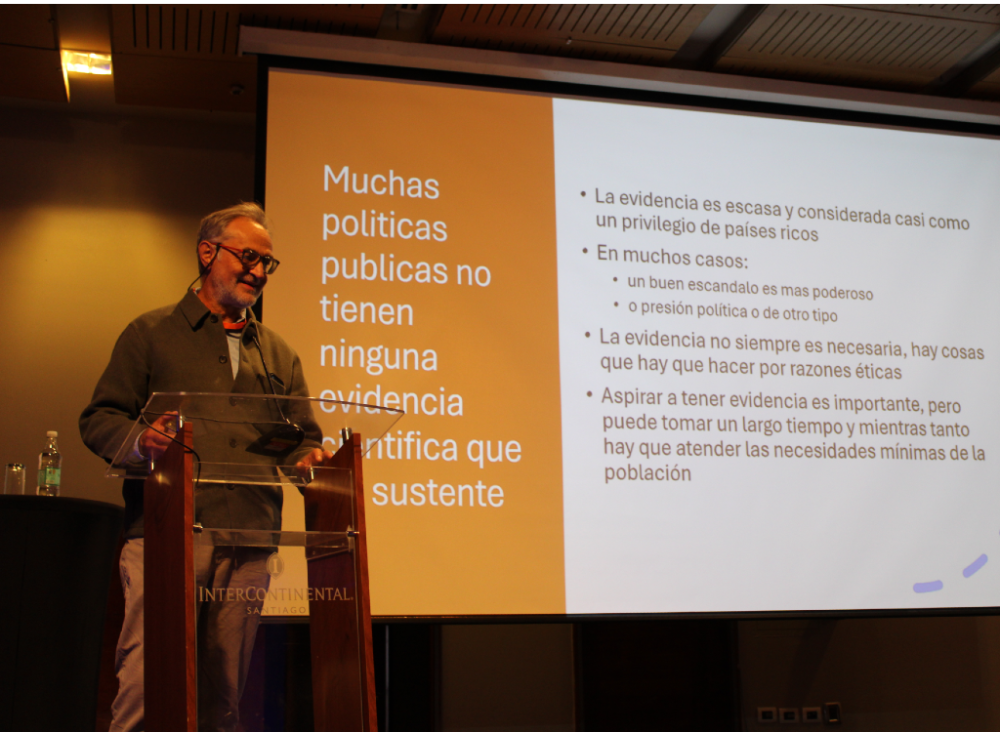 El doctor Araya destacó que “uno de los grandes desafíos en psiquiatría es integrar distintas miradas, incluyendo las de los y las usuarios/as, en el desarrollo de políticas públicas. Espacios como este permiten reflexionar y compartir experiencias que enriquecen la práctica profesional y fomentan un abordaje más integral de la salud mental”.