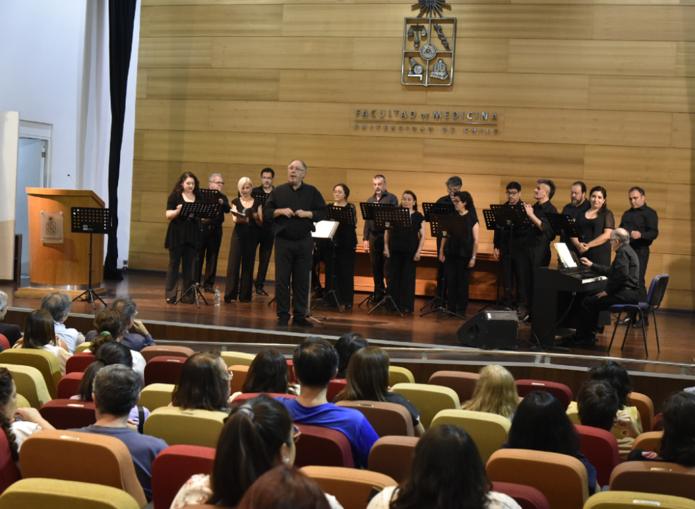La Camerata Vocal fue dirigida por el maestro Juan Pablo Villarroel, y contó con el acompañamiento al piano de Pablo Morales. 