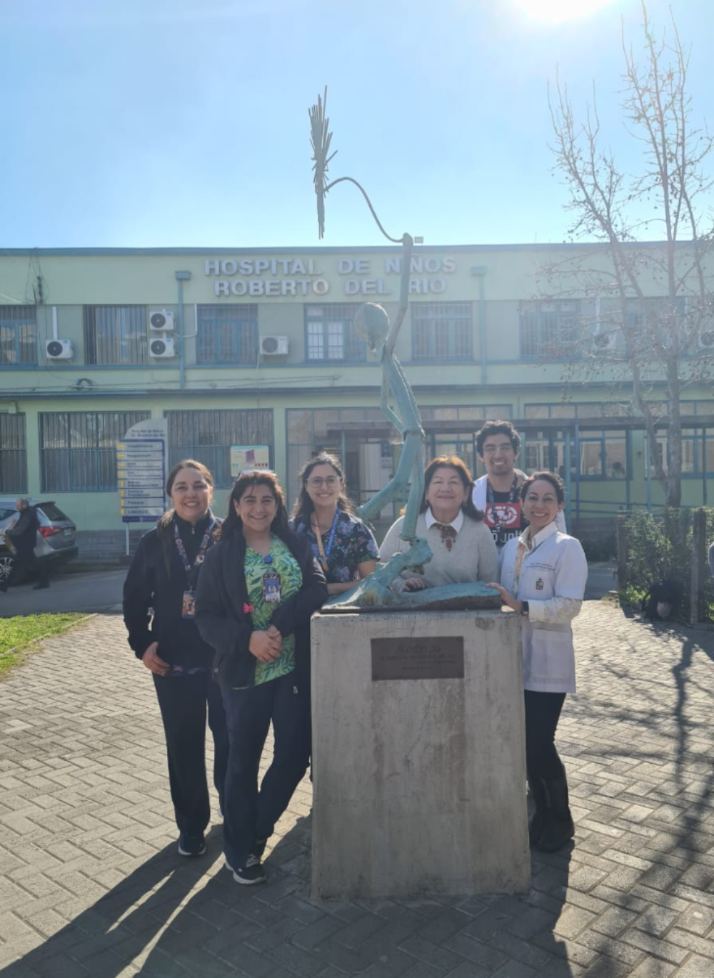 El equipo del estudio Rotavac en el Hospital Roberto del Río: Enfermeras Yennybeth Leiva y Cecilia Ramírez; dra. Belén Rodríguez; enfermera Jimena Farias; químico farmacéutico Pablo Sepúlveda y dra. Yalda Lucero, investigadora principal del centro.