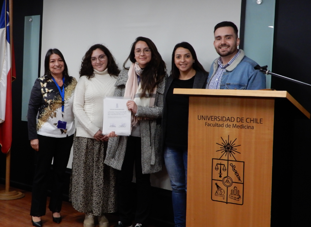 La doctora Andrea Mena, directora clínica de la Facultad de Medicina, hizo entrega de algunos de los reconocimientos.