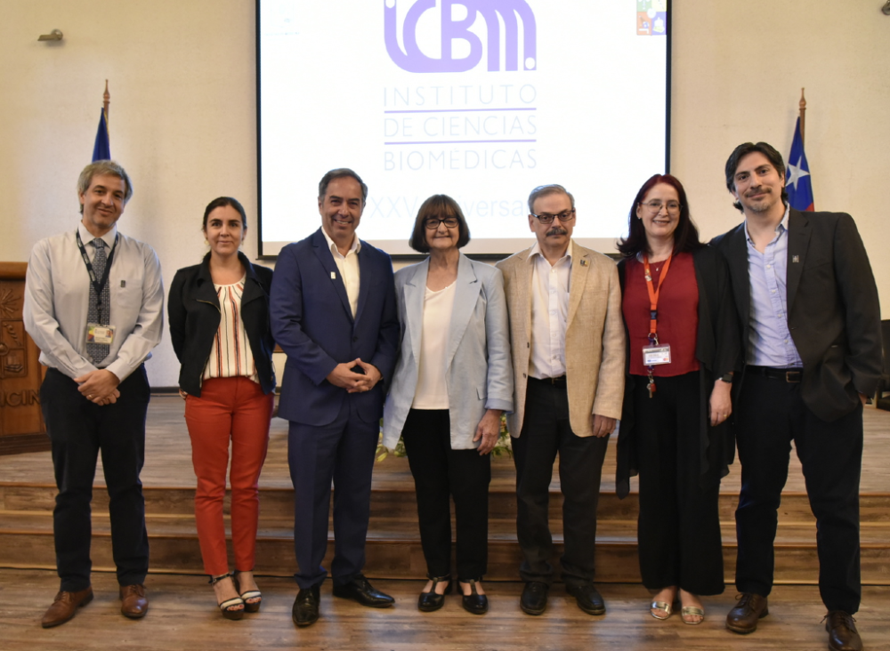Doctores Juan Pablo Torres, vicedecano; Lorena Tapia, directora de Extensión; Miguel O'Ruan, decano de la Facultad de Medicina; Rosa Devés, rectora de la Universidad de Chile; Juan Diego Maya, director del ICBM; Ulrike Kemmerling, directora académica, y Leandro Carreño, director de Investigación e Innovación.
