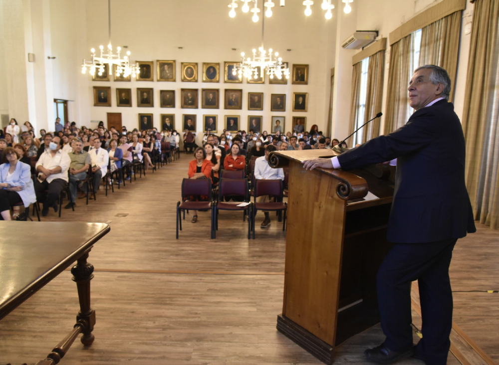 El doctor Sergio Lavandero, Premio Nacional de Ciencias Naturales 2022 y académico del ICBM, quien ahondó en los “Desafíos y oportunidades en la investigación cardiovascular”. 