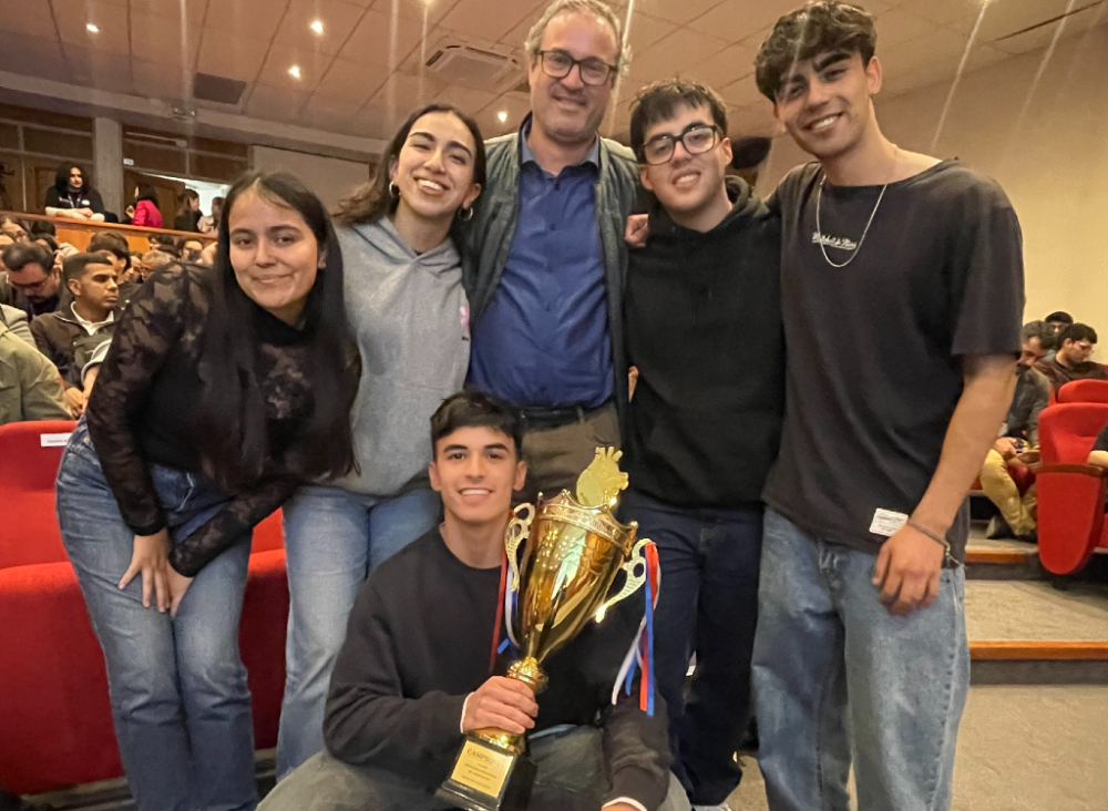 El equipo ganador: Martina Cerda, Aylin Araya, Matías López (agachado), Matías Hirzel y Felipe Torterolo, junto a su profesor Christian Arriagada. 