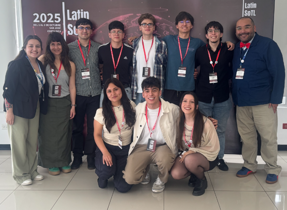 El profesor Óscar Jerez, director de LatinSoTL, junto a los estudiantes participantes en el encuentro. 