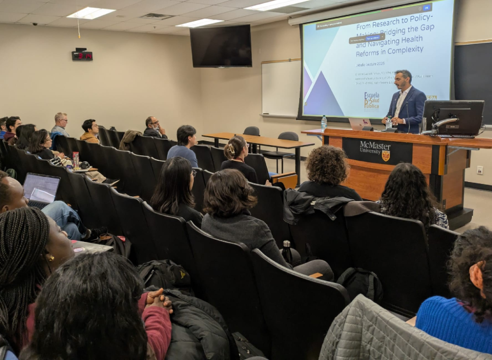 Por primera vez, la distinción recae en un académico del Sur Global, un hito que —según el doctor Cuadrado— “refleja el impacto creciente de la investigación en salud pública que se genera desde Chile y América Latina, y cómo nuestras experiencias pueden aportar al debate global sobre sistemas de salud más justos y equitativos”.