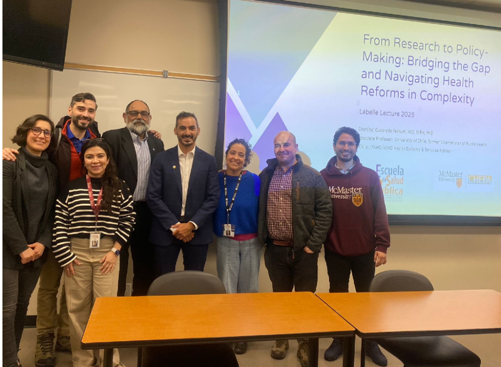 El doctor Cuadrado junto al equipo de la Universidad McMaster en Canadá