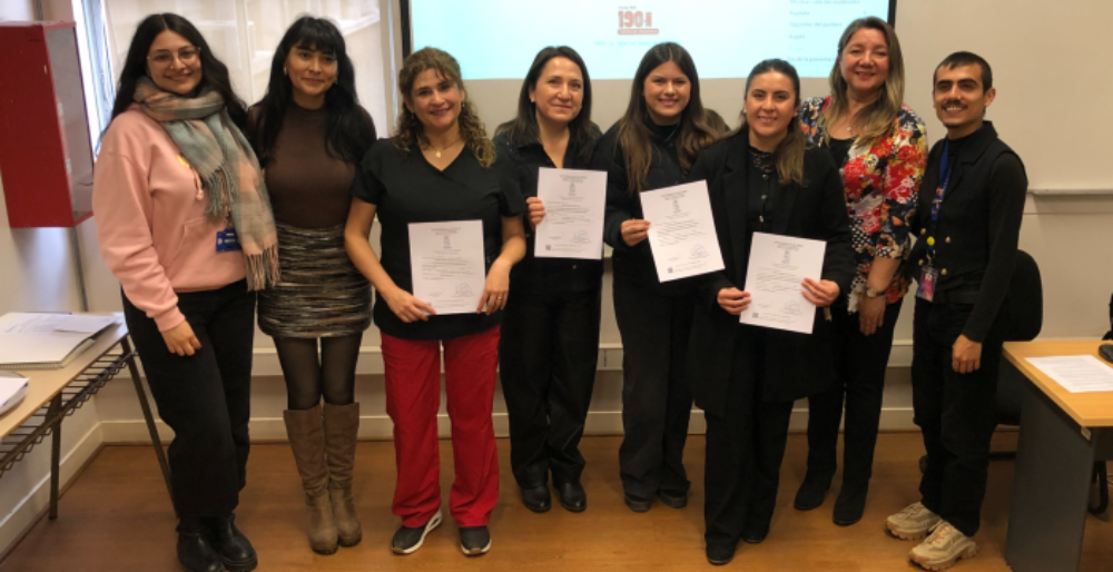Las graduadas, matronas del Servicio de Salud Metropolitano Occidente, junto a docentes y organizadoras de la iniciativa. 