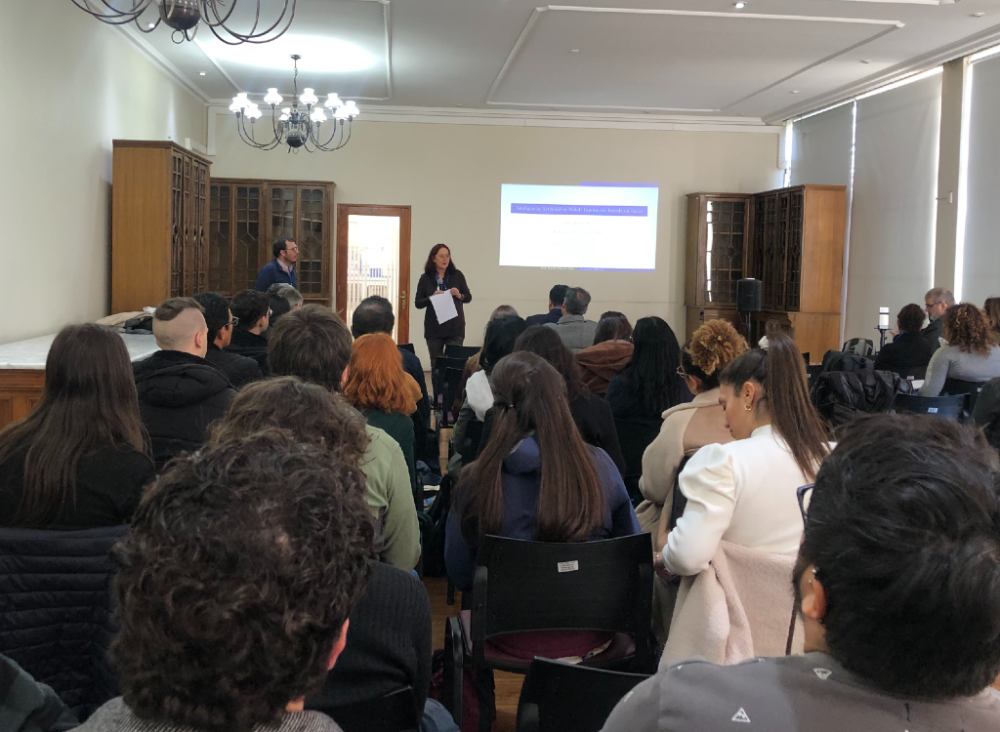 La doctora Ulrike Kemmerling, directora del curso, destacó su carácter internacional en cuanto a la presencia de estudiantes de posgrado de diferentes países de Latinoamérica