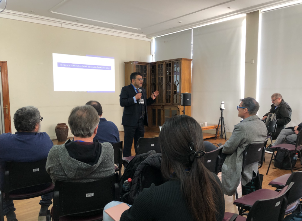 En su conferencia, el profesor Juan Velásquez dictó la conferencia “Inteligencia Artificial en Cuidado de la Salud: Innovación basada en datos”, donde abordó la contribución de esta herramienta para la toma de decisiones orientada a una medicina personalizada
