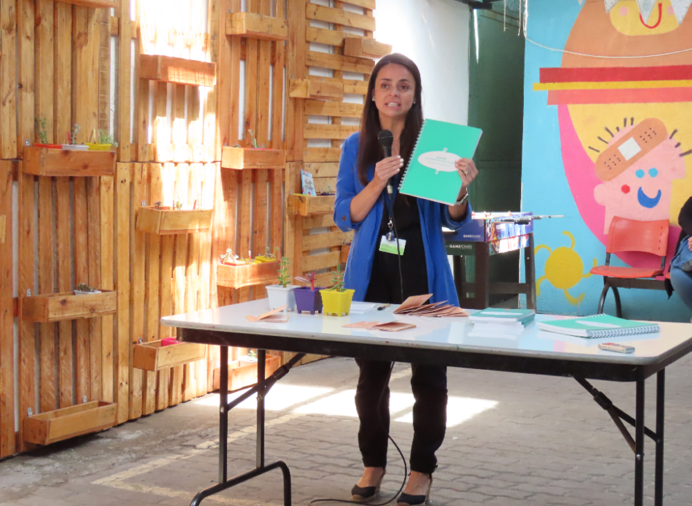 La profesora Verónica de la Maza explicó que el objetivo de este cuaderno es "proporcionar claridad y utilidad en la gestión de los datos relacionados con su salud, así como empoderar a los padres dándoles el conocimiento necesario para entender y manejar este proceso de forma activa"