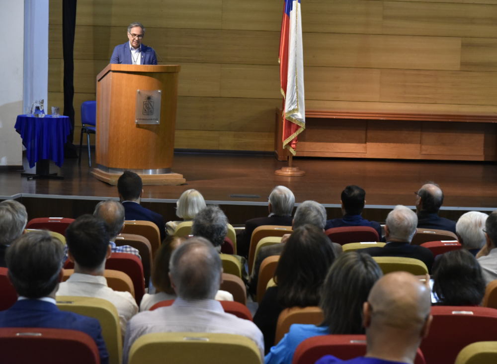 El doctor Miguel O'Ryan invitó a los nuevos profesores eméritos a "continuar siendo parte de la reflexión sobre el presente y futuro de la medicina"