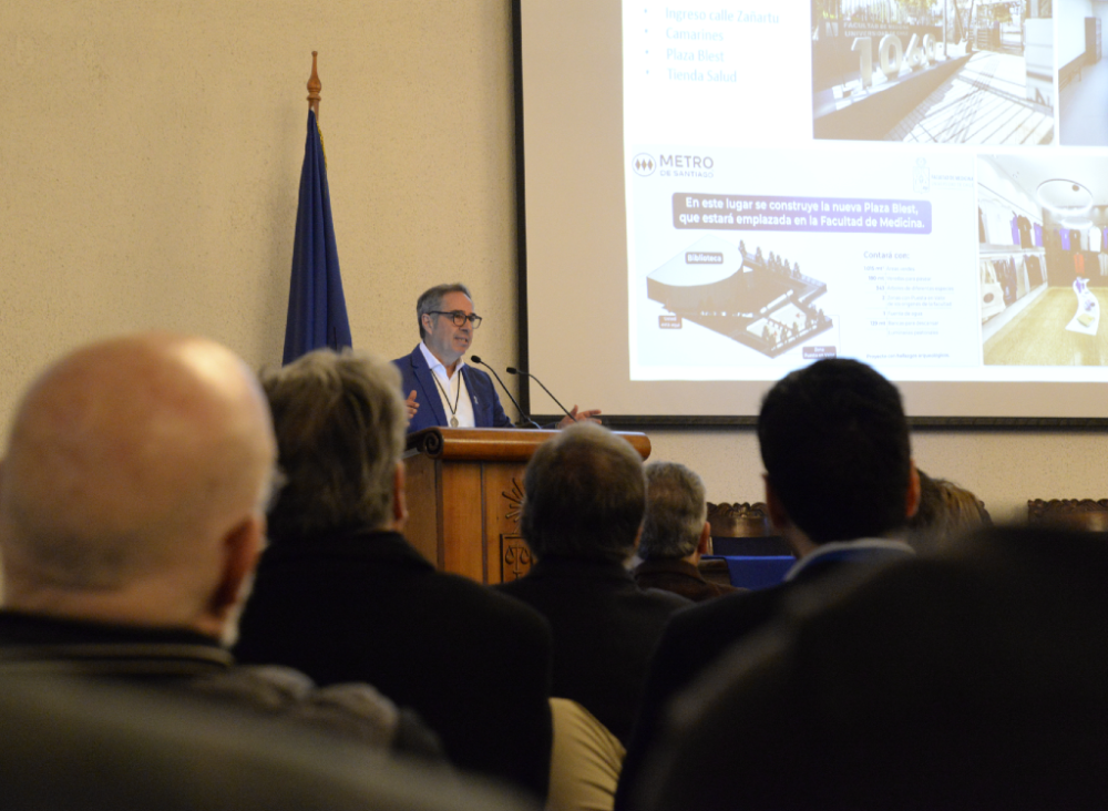 Uno de los anuncios del doctor Miguel O'Ryan que arrancó mayor entusiasmo por parte de los asistentes a la Cuenta Pública fue la próxima entrega de la renovada Plaza Blest, en el Campus Norte, por parte de la empresa Metro.  
