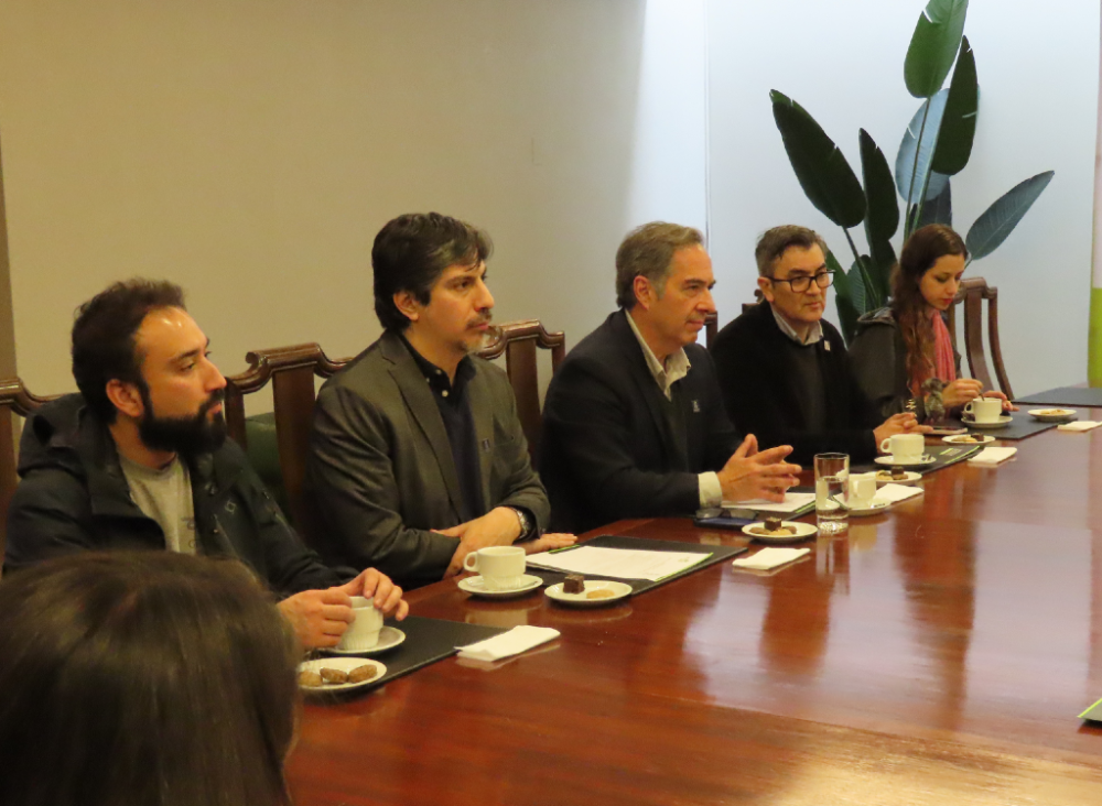 El doctor Miguel O'Ryan, junto al doctor Leandro Carreño, el profesor Claudio Tapia, la profesora Bárbara Torres y el profesor Josué Pino, de Openics
