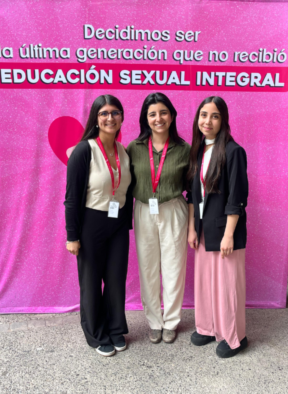 Las estudiantes Javiera Avendaño y Rayén Mella junto a la académica María José Cornejo.
