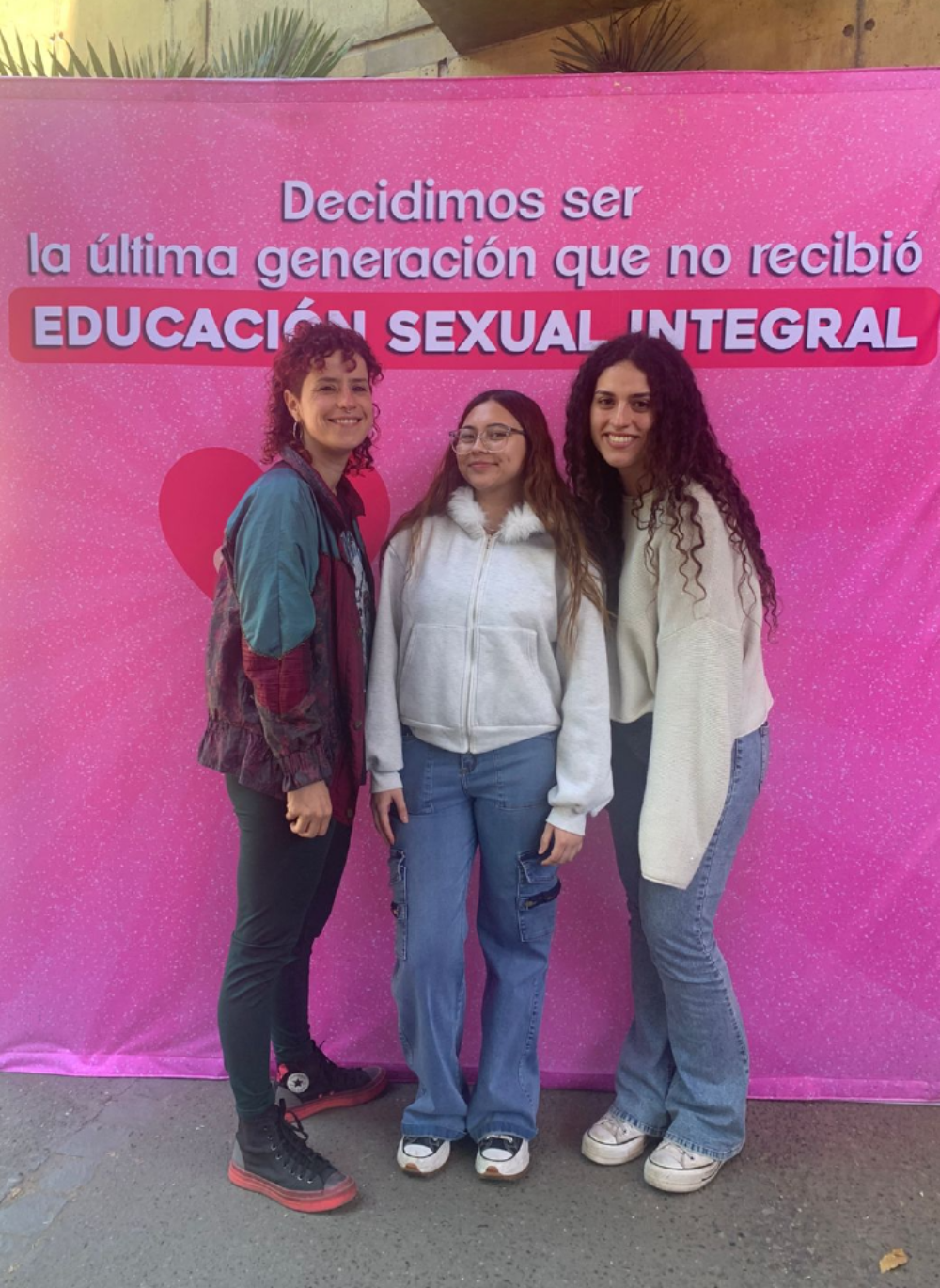 Profesora Daniela Gonzalez, Pia Vilches y Victoria Flores, equipo a cargo del Taller "Qué decimos cuando hablamos de sexualidad con adolescentes".