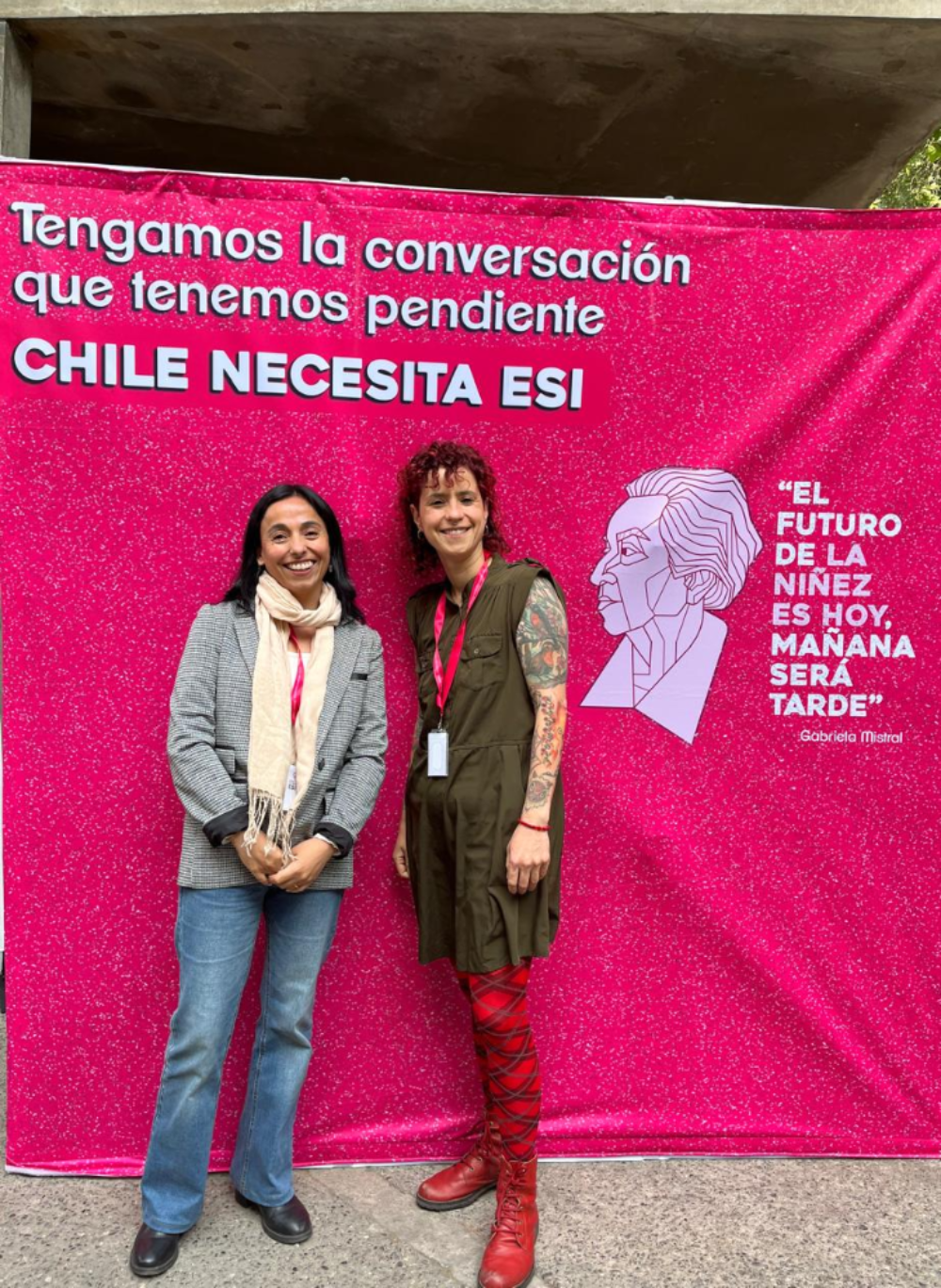 Las profesoras Ingrid Leal y Daniela González luego de la presentación de la ponencia "Experiencia de Cemera en cursos de formación general". 