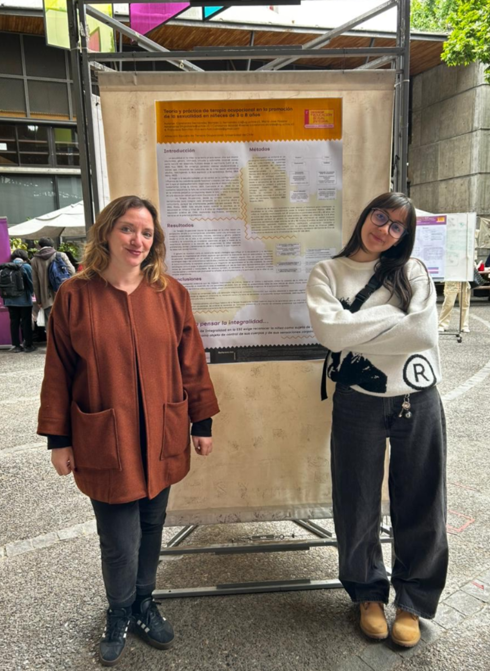 La profesora María José Poblete y la alumna de Terapia Ocupacional Constanza Hernández 
