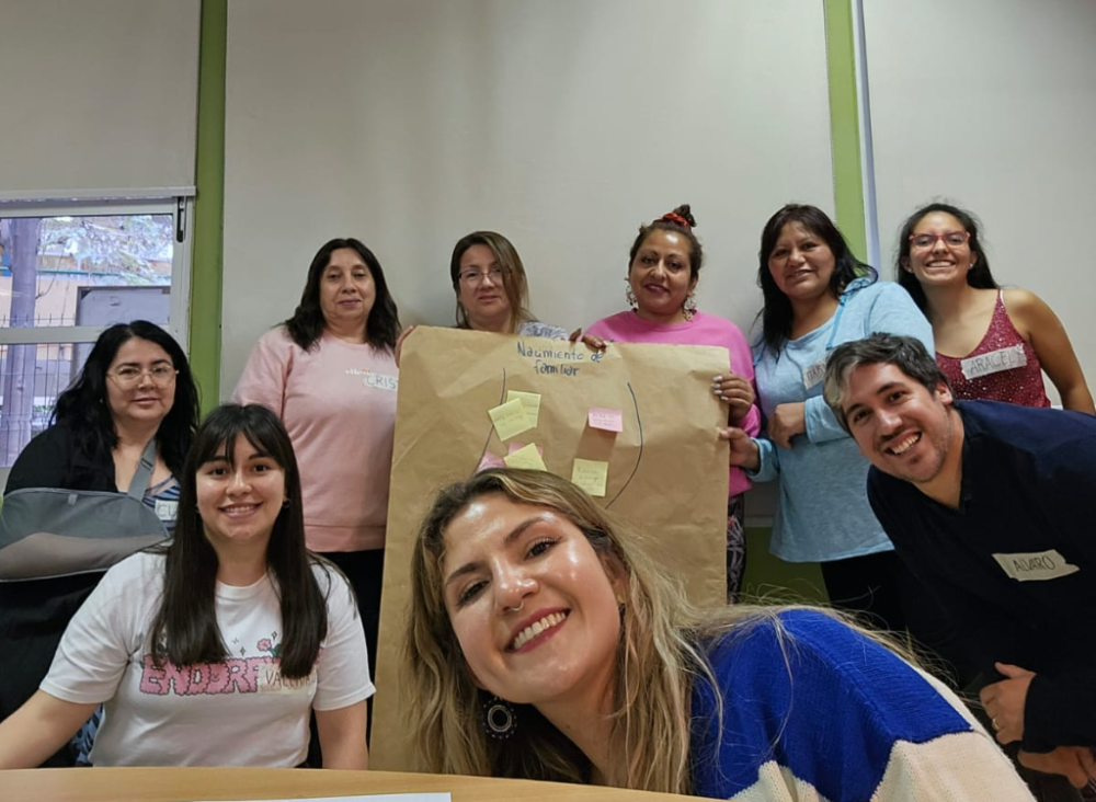 Profesores Skarleth Muñoz y Álvaro Besoaín junto a las estudiantes Araceli Hernández y Valeria Jiménez y familiares de estudiantes de las escuelas especiales en el proyecto. 