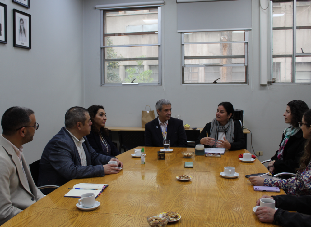 El acuerdo desde la Facultad de Medicina de la Universidad de Chile permitirá el desarrollo de pasantías, proyectos de tesis, intercambio de información y análisis de datos, así como la evaluación de políticas locales. La iniciativa, nacida desde tres especialistas en formación, proyecta un trabajo transdisciplinario para enfrentar los desafíos sanitarios de la macrozona sur austral.