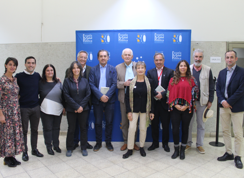 El decano de la Facultad de Medicina, doctor Miguel O'Ryan, junto al director de la Escuela de Salud Pública, doctor Óscar Arteaga, y a los editores y autores del libro.