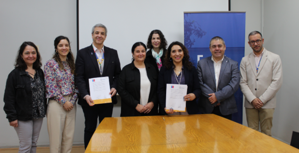 El decano (s) de la Facultad de Medicina, doctor Juan Pablo Torres, y la directora del Servicio de Salud del Reloncaví, Bárbara del Pino, junto al equipo que hizo posible este convenio