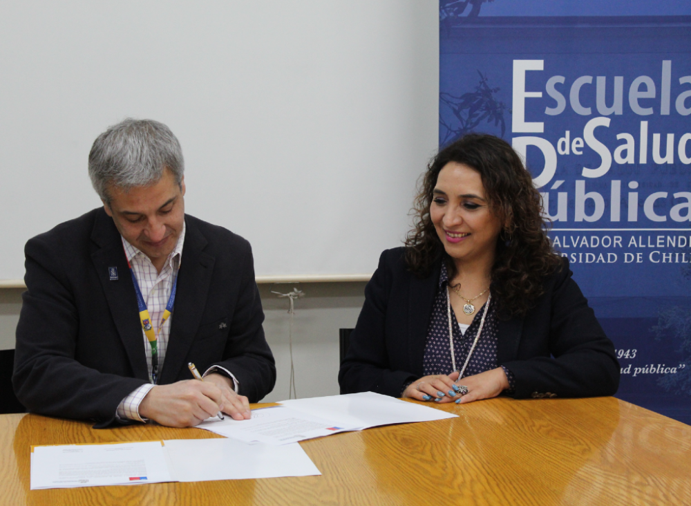 El doctor Juan Pablo Torres y Bárbara del Pino firmaron el convenio