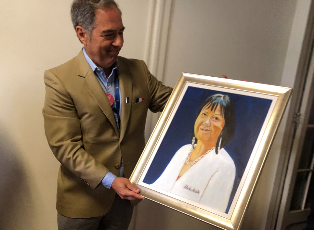 El doctor Miguel O'Ryan sostiene el cuadro con la imagen de la profesora Electra González