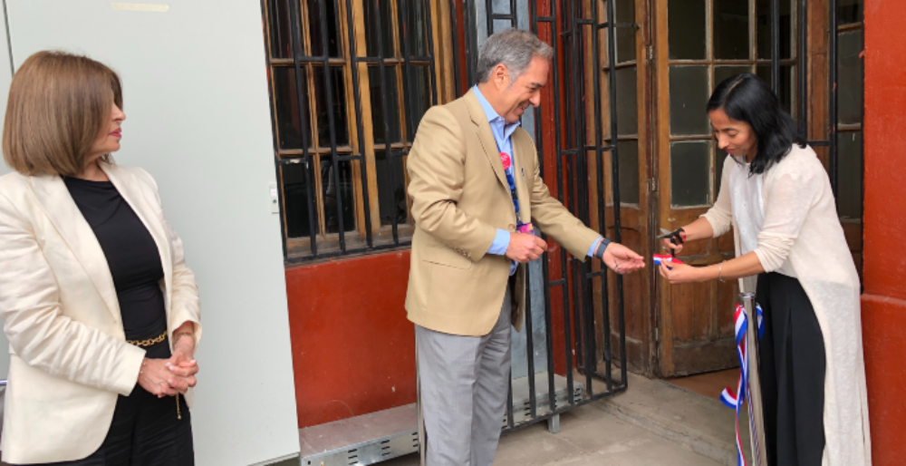 Brenda González, doctor Miguel O'Ryan y profesora Ingrid Leal, en el corte de cinta de la sala de reuniones "Profesora Electra González"