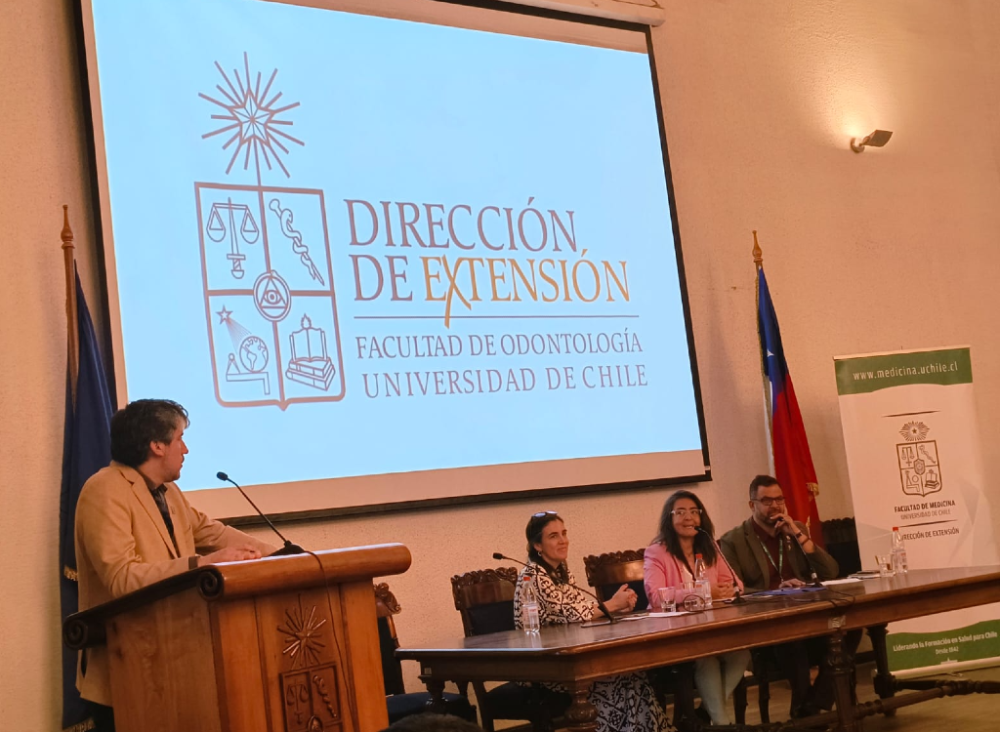 El conversatorio "Extensión en Campus Eloísa Díaz" fue moderado por el profesor Álcaro Besoaín e integrado por las directoras de Extensión de la Facultad de Medicina, dra. Lorena Tapia, y Marcela Farías, de la Facultad de Odontología, junto al subdirector de Extensión de la Facultad de Ciencias Químicas y Farmacéuticas, Richard Solís. 
