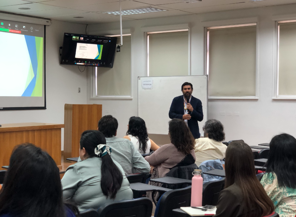 El doctor Mauricio Farfán presentó la línea de investigación que encabeza en el Hospital Luis Calvo Mackenna respecto de la microbiota intestinal y cómo se ve afectada en por la diarrea en niños