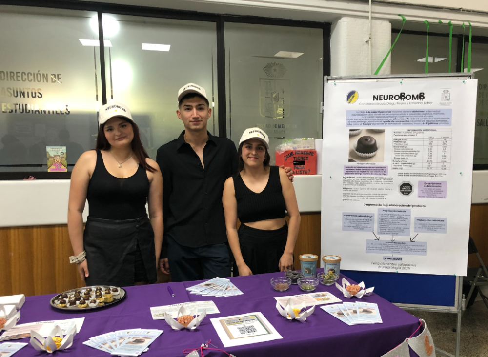 El equipo ganador, creador de NeuroBomb: un bombón de helado de leche, semillas y manzanilla, relleno de salsa de higo, para la prevención en salud mental, compuesto por los estudiantes Constanza Bravo, Diego Reyes y Emiliana Tobar