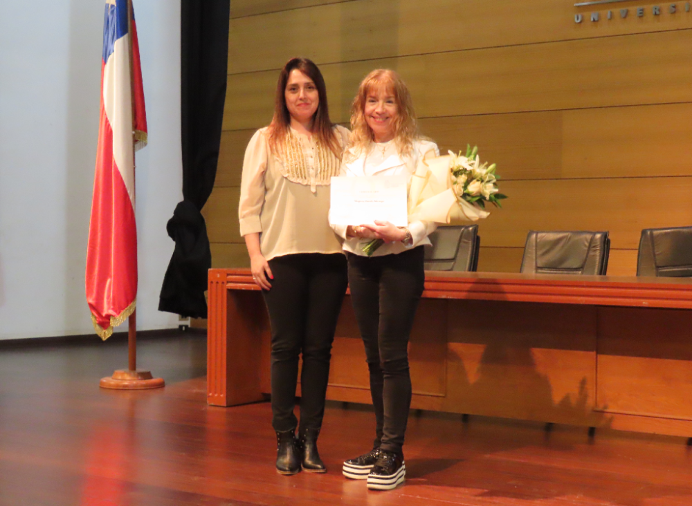La profesora Lilian Toledo hizo entrega de una distinción a la profesora Virginia Varela.