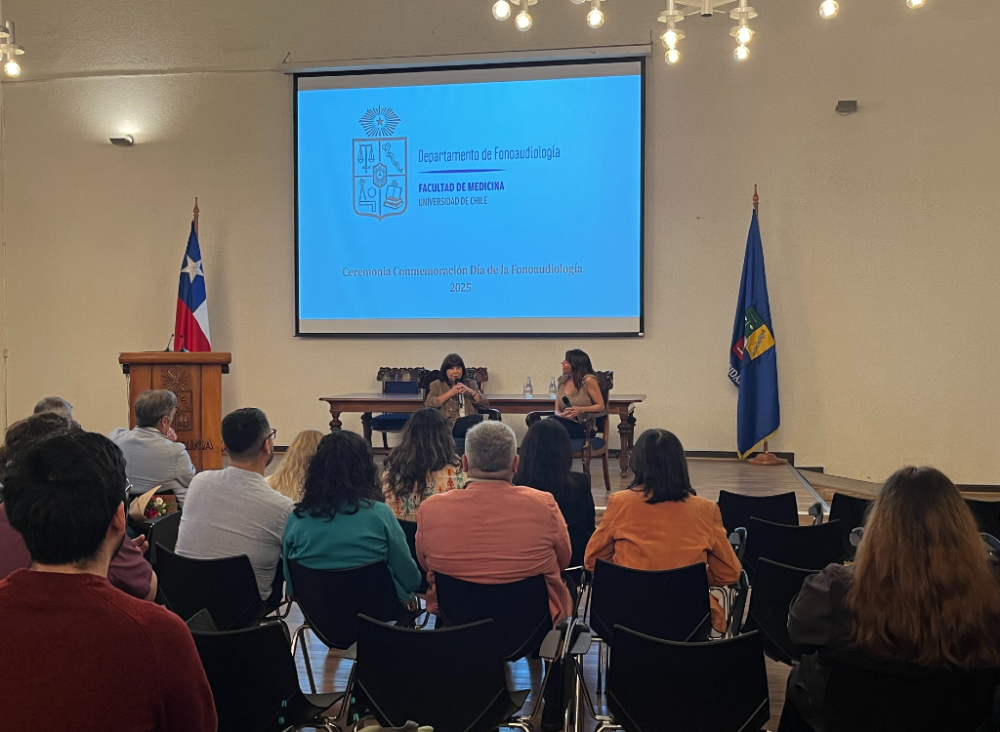 La profesora Zulema de Barbieri fue entrevistada en el escenario por la profesora Claudia Araya, por lo que pudo profundizar en lo que fue su decisión vocacional, así como en su desarrollo profesional, académico y docente