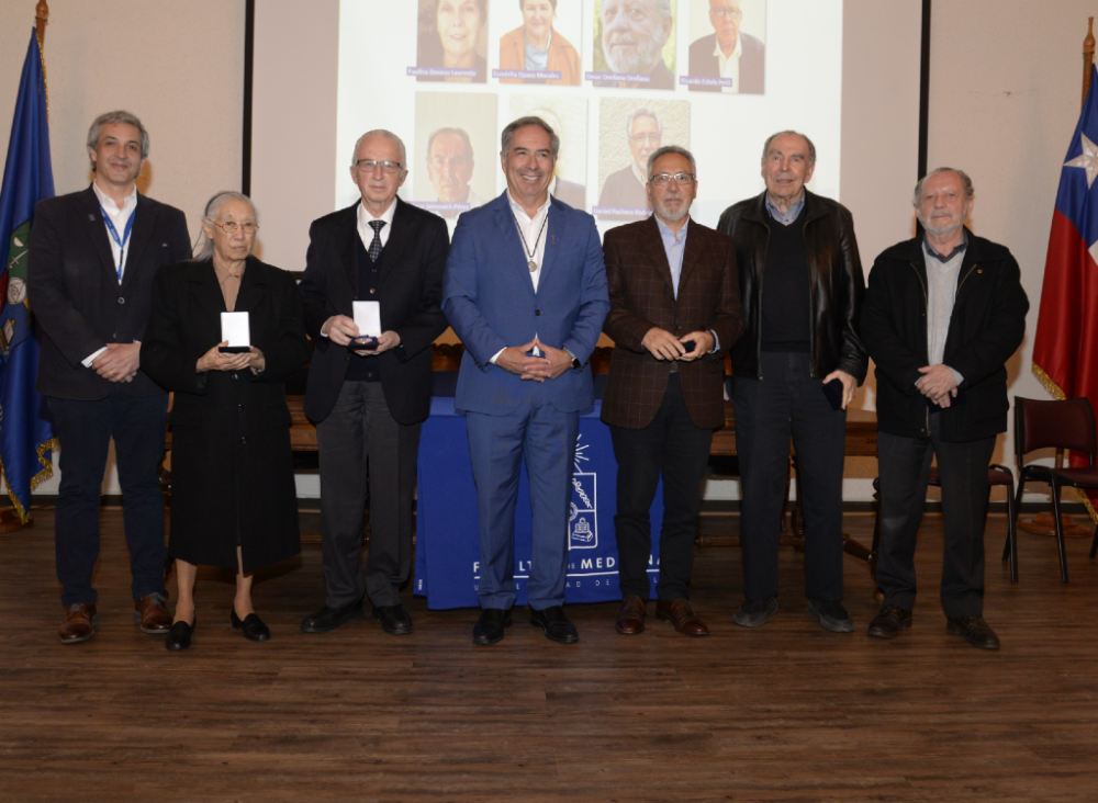 Los doctores Miguel O'Ryan, decano de la Facultad de Medicina, y Juan Pablo Torres, vicedecano, junto a los profesores titulares que recibieron la medalla "Ética y Servicio", doctores Elba Wu, Juan Margozzini, Daniel Pacheco, Enrique Jaimovich y Omar Orellana