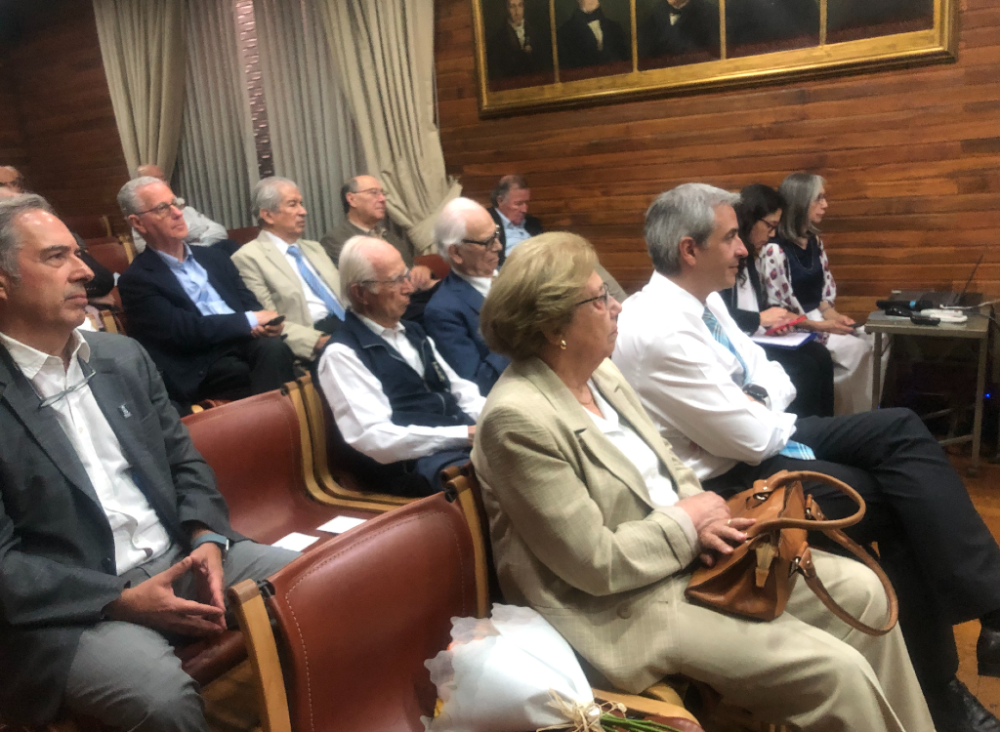 A la ceremonia asistieron el decano de la Facultad de Medicina, doctor Miguel O'Ryan, y otros académicos de nuestro plantel en calidad de miembros de número de la Academia Chilena de Medicina. 